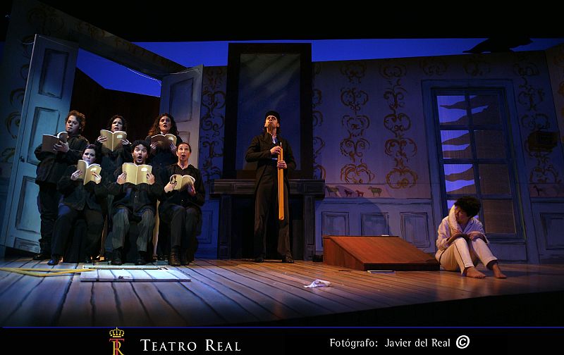 Por puertas, ventanas y chimenea aparecen los personajes del mundo interior del niño