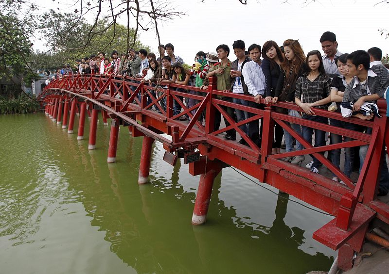 Miles de personas acudieron a ver la operación de rescate en el popular lago Hoan Kiem, en Hanoi.