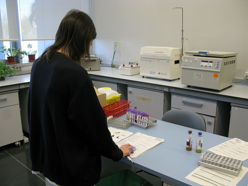 Antes de su almacenaje se hacen pruebas a la sangre de diversas enfermedades como hepatitis B y C, VIH, sífilis, etc.