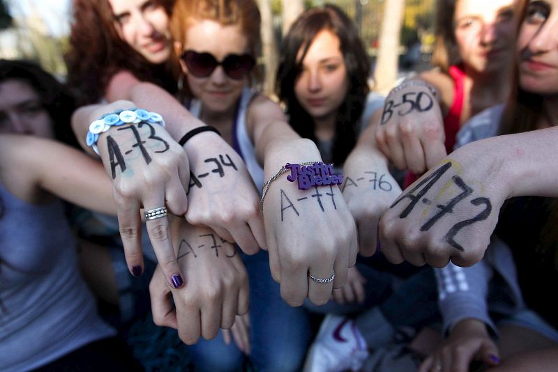 Un grupo jóvenes y adolescentes enseñaban el número que les pertenece en la cola para poder ser las primeras en entrar al concierto de Justin Bieber en Barcelona.