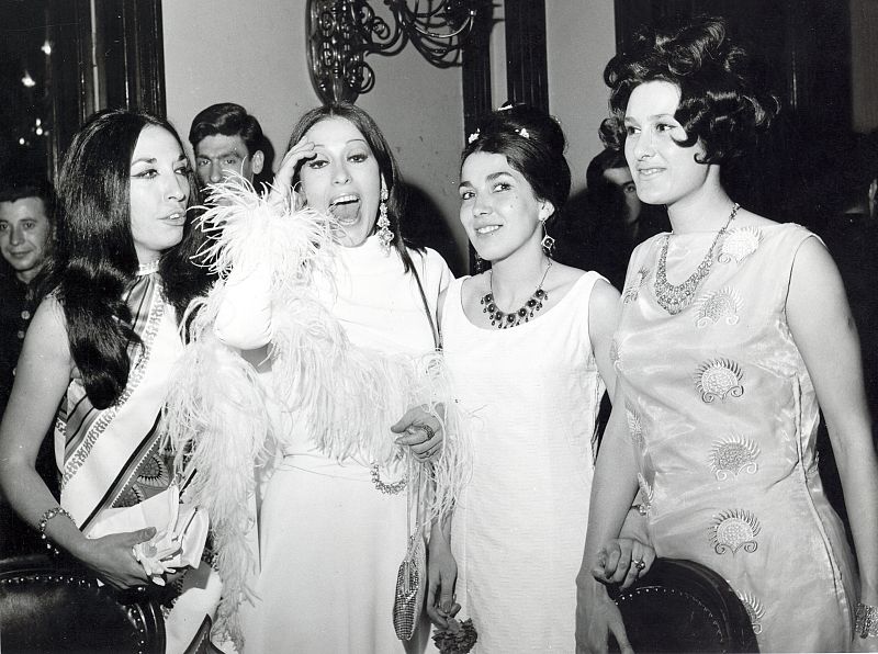 Massiel, junto a sus coristas