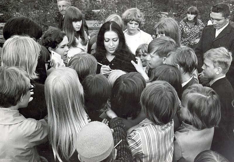 La ganadora de Eurovisión 1968, firmando autógrafos a sus fans