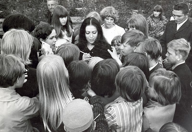 La ganadora de Eurovisión 1968, firmando autógrafos a sus fans