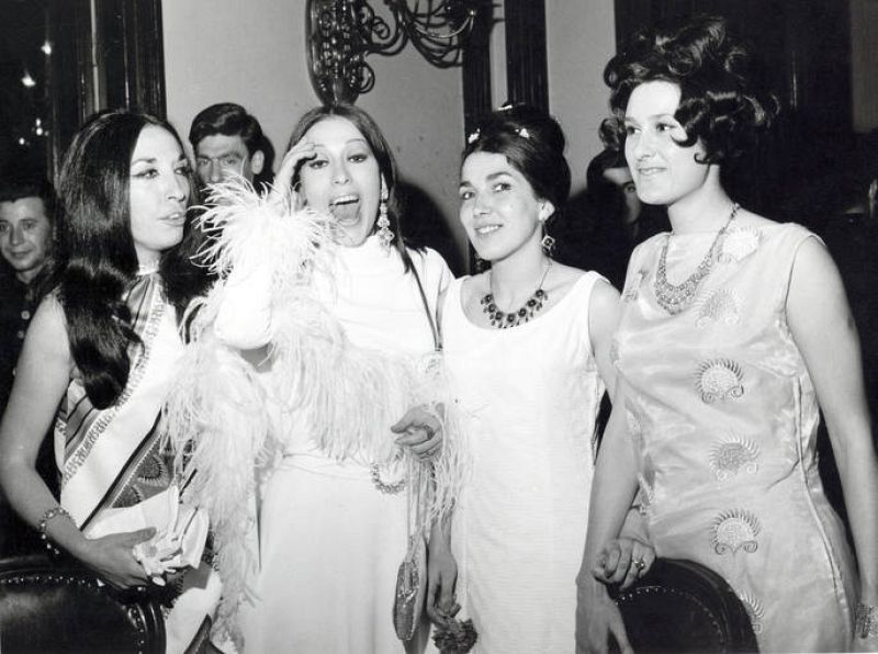  Massiel, junto a sus coristas 