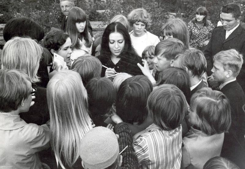  La ganadora de Eurovisión 1968, firmando autógrafos a sus fans
