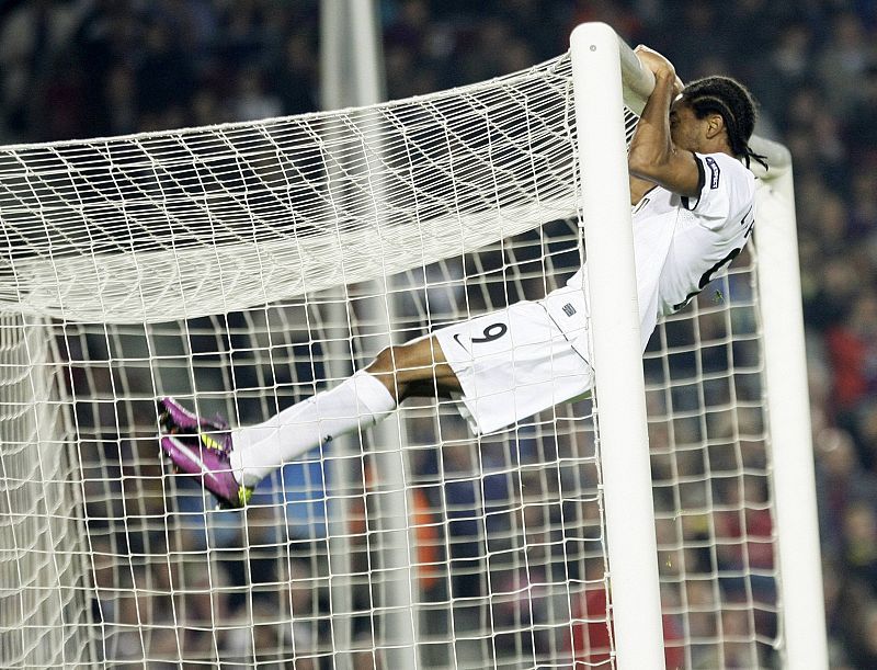 El brasileño del Shakhtar Donetsk Adriano se cuelga del larguero tras fallar una ocasión.