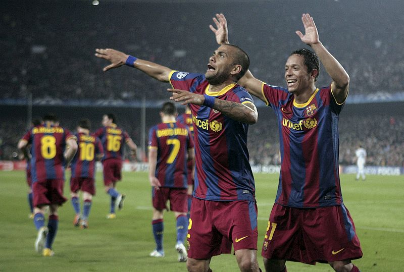 Daniel Alves (c) celebra junto a su compañero, el brasileño Adriano Correia (d), el segundo gol.