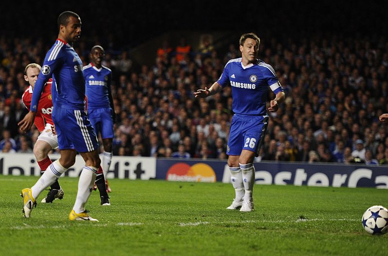 Joe Cole y John Terry observan cómo entra el balón de Rooney en su portería