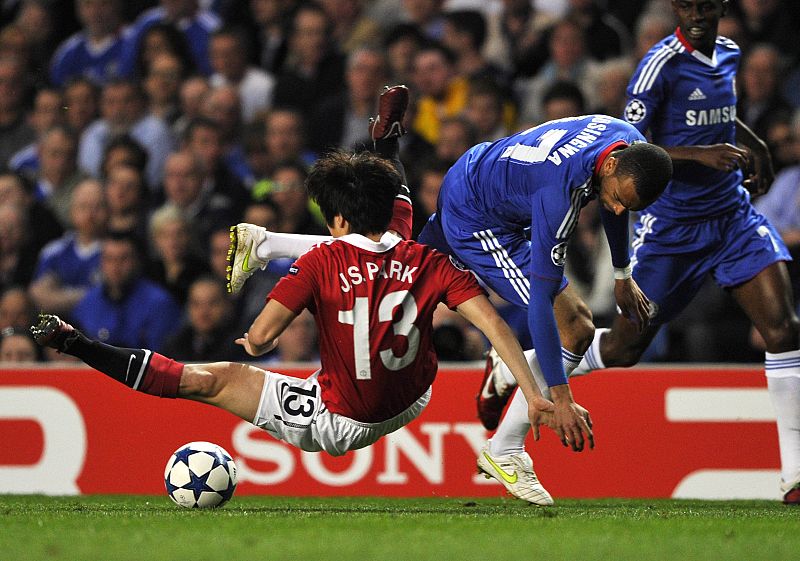 La entrada de Park a Ashley Cole refleja lo reñido del Chelsea - Manchester United