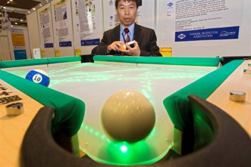 El inventor taiwanés de la Universidad de Taiwán, Tang Jing-Jou, presenta su invento, una mesa de billar en la que se quedan grabadas las trayectorias de las bolas