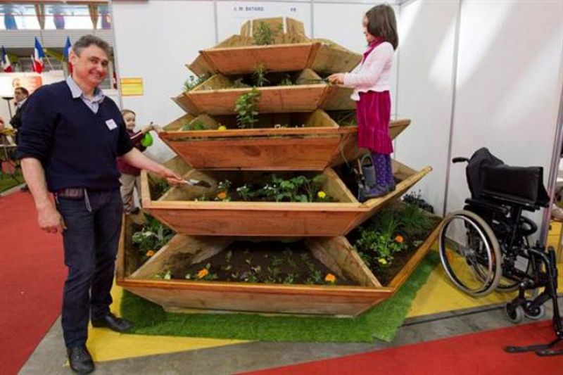 El inventor francés Jean-Marc Batard presenta su invento, una estructura de madera para crear un jardín vertical en el que las personas mayores puean trabajar sin tener que hacer muchos movimientos