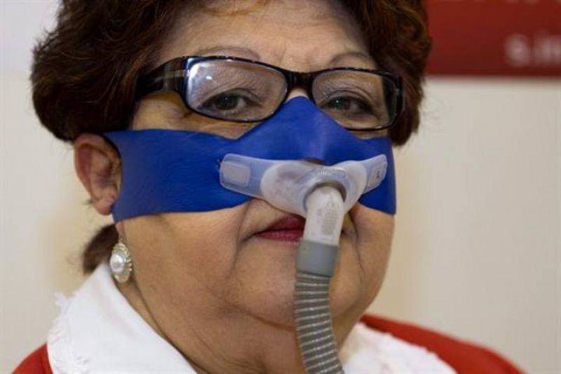 La inventora suiza Luigia Scimone-Arduini presenta su invento, una banda para ajustar los aparatos médicos respiratorios