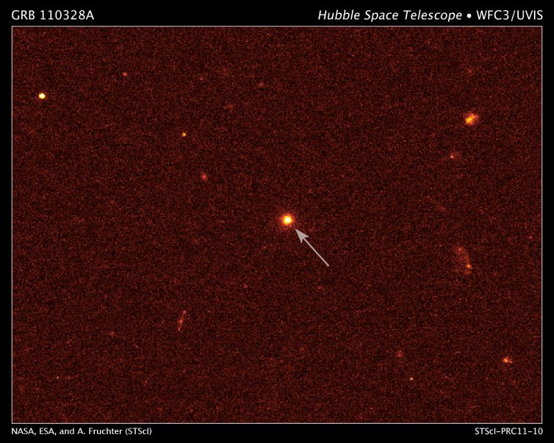 Una imagen de luz visible de la galaxia anfitriona GRB 110328A (señalada con la flecha) tomada el 4 de abril por el Hubble
