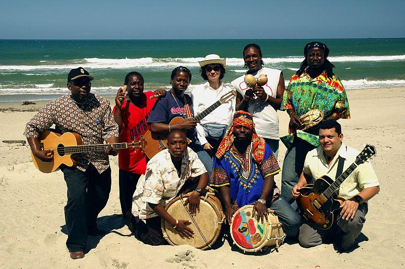 La banda de Aurelio Martínez junto al equipo de rodaje de 'Todo el mundo es música'