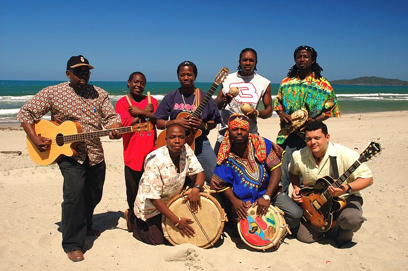 El músico Aurelio Martínez y su banda