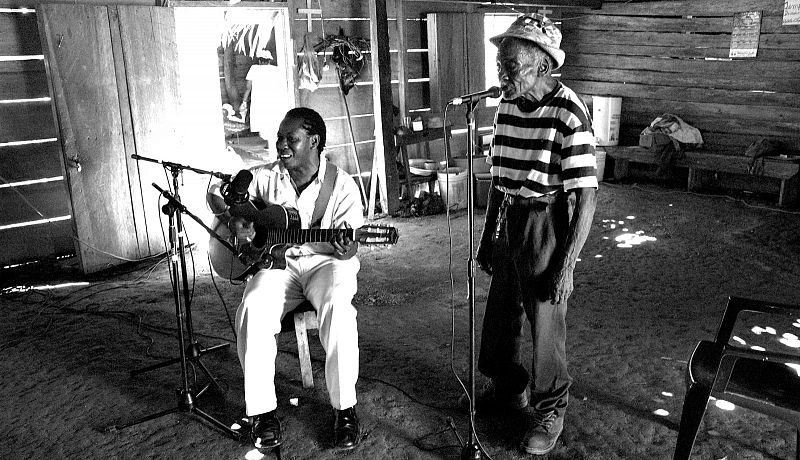 Aurelio Martínez y Paul Nabor cantando en casa de Paul en Belice