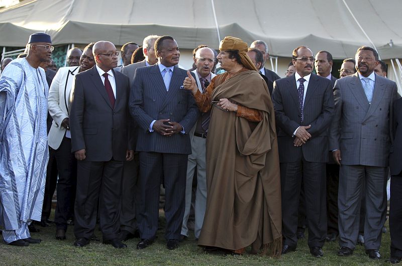 GADAFI TRAS UNA REUNIÓN CON UNA DELEGACIÓN DE CINCO LÍDERES AFRICANOS