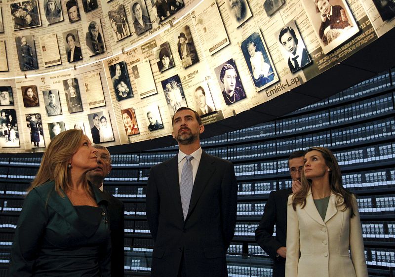 El príncipe Felipe (c) y su esposa, la princesa Letizia (d), durante su visita al Museo Yad Vashem