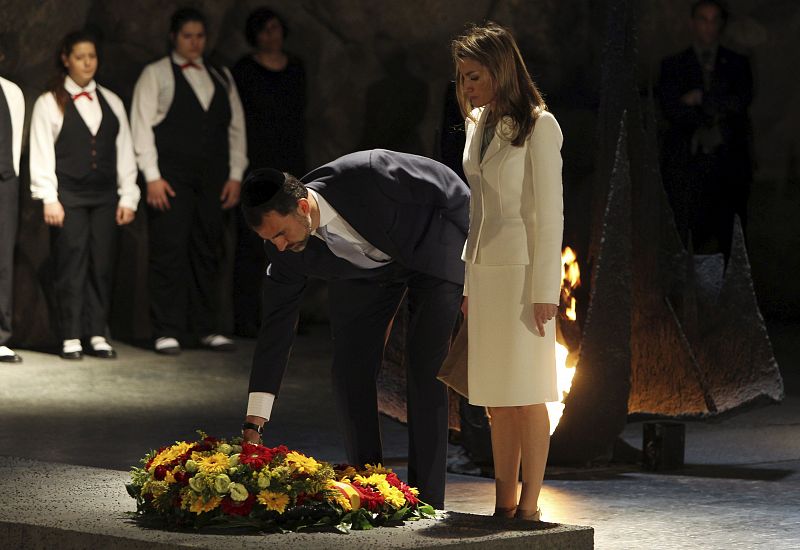 Ofrenda floral de los príncipes de Asturias a las víctimas del Holocausto