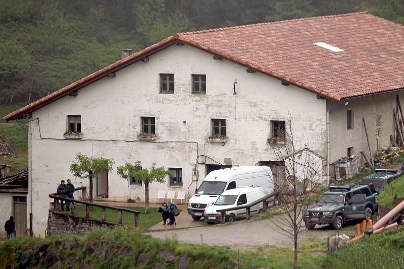 Agentes de la Guardia Civil trasladan el material incautado en el domicilio de Igor Esnaola Dorronsoro, detenido junto a su hermano