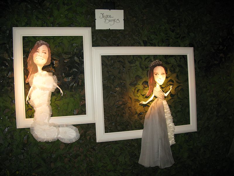 El modelo de Juan Duyos es un diseño orgánico y un homenaje a Gran Bretaña por su botánica, su monarquía y sus colores: flora en la falda, formalidad en la silueta y gris Londres.