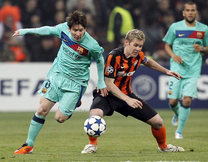 Tomas Hubschman (d), del Shakhtar Donetsk, lucha por el balón con Lionel Messi (i) .