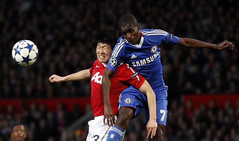 Park Ji-Sung (I), frente al jugador del Chelsea Ramires.