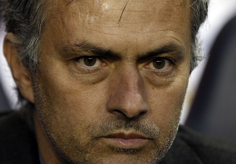 José Mourinho mira fijamente a sus jugadores.