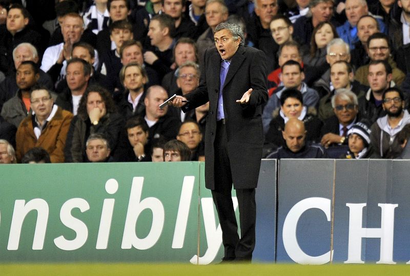 El entrenador portugués del Real Madrid, Jose Mourinho, da instrucciones.