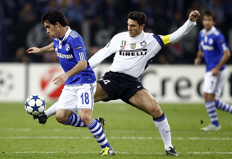 Jose Manuel Jurado (I), del Schalke, lucha con Javier Zanetti, capitán del Inter de Milán.