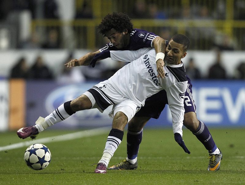 Marcelo lucha contra Aaron Lennon.