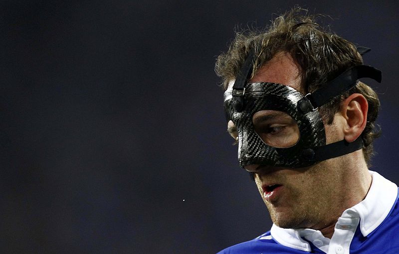 Christoph Metzelder, del Schalke 04, luce un protector de rostro.