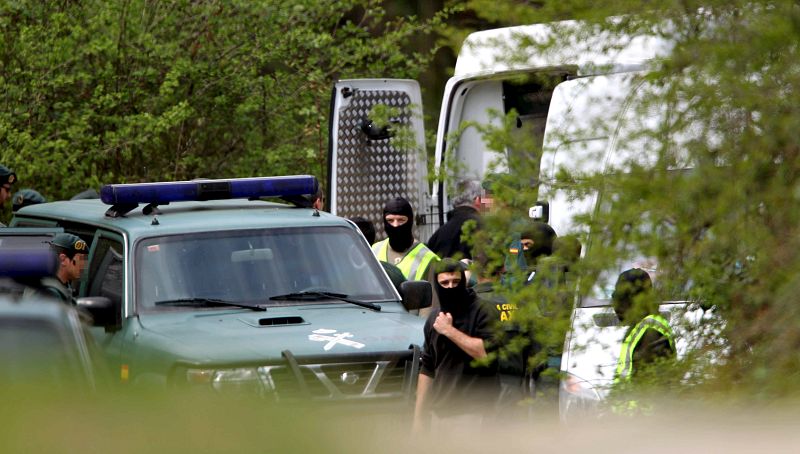 Agentes de la Guardia Civil y la Policía Judicial en los alrededores de Zegama.