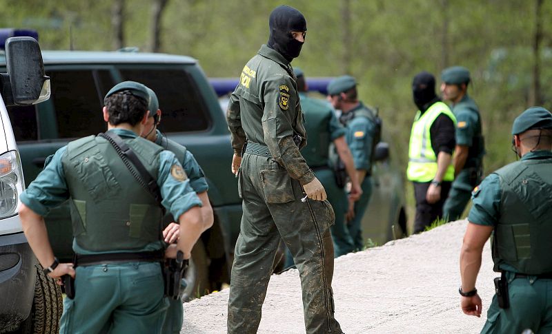 Un agente de los Tedax junto a integrantes del Grupo Antiterrorista Rural (GAR) en los alrededores de la localidad de Zegama.