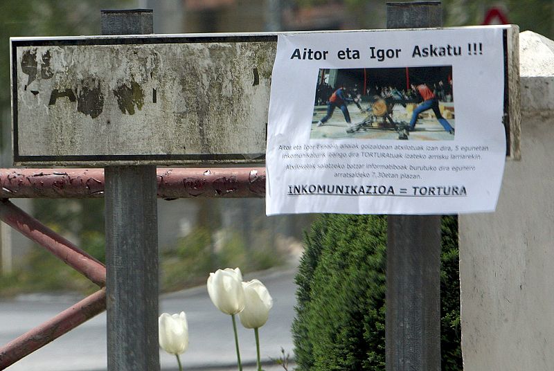 Un cartel de apoyo a los presuntos miembros de ETA Aitor e Igor Esnaola, en la localidad de Legorreta.