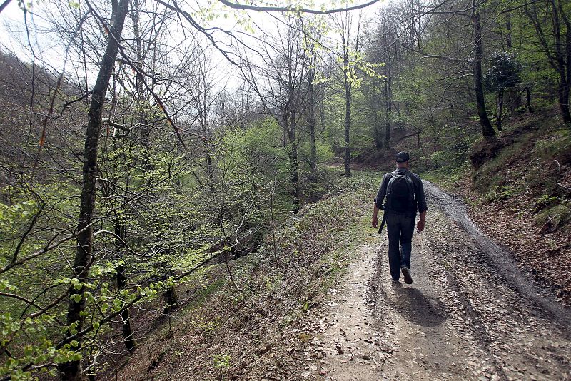 Un hombre camina en los alrededores de la localidad de Zegama, donde la Guardia Civil ha desarrollado una operación de búsqueda de un zulo de ETA.