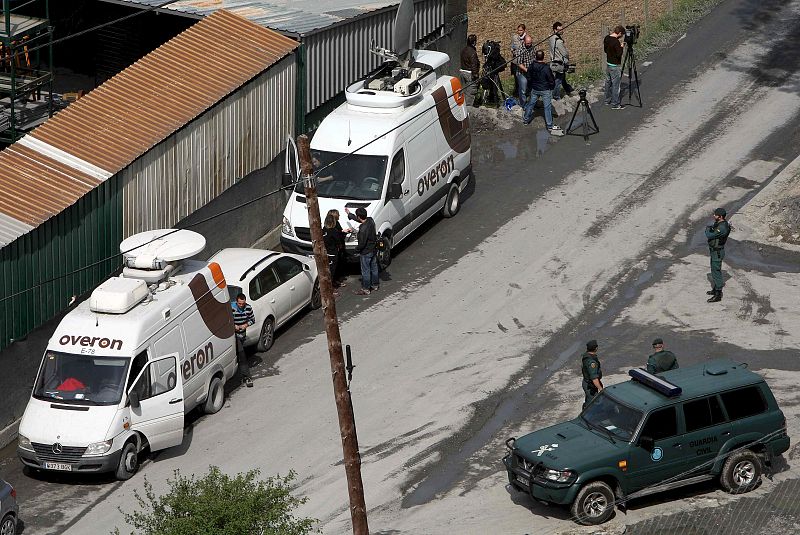 Vehículos de la Guardia Civil controlan el acceso al caserío Olalde de Legorreta, donde agentes de este cuerpo han efectuado la búsqueda de un zulo de ETA acompañados del presunto miembro del "comando Erreka" Aitor Esnaola.
