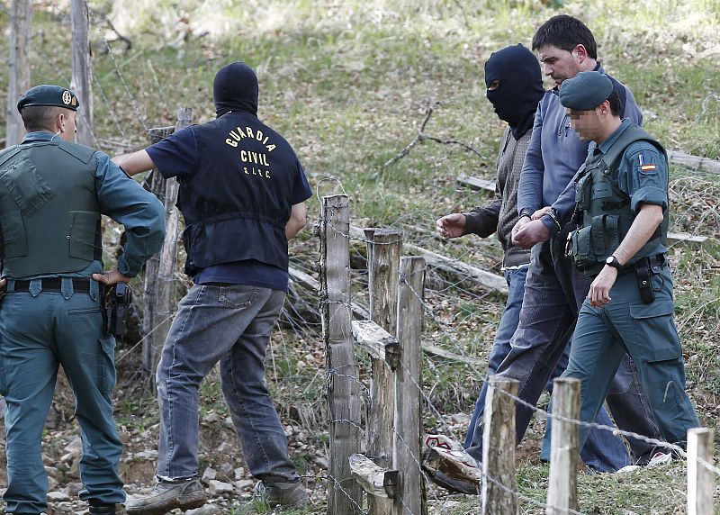 Efectivos de la Guardia Civil trasladan a Aitor Esnaola Dorronsoro a uno de los zulos hallados en la Sierra de Aralar en Navarra donde los agentes han encontrado material explosivo