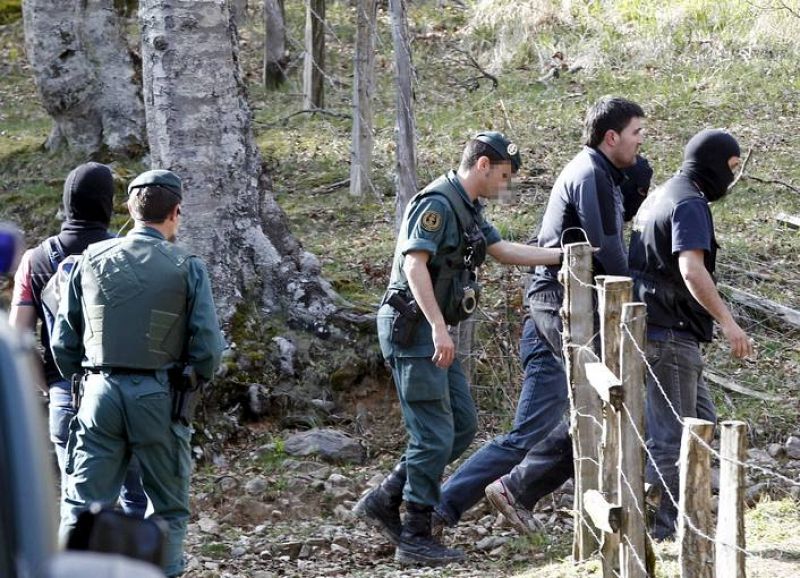 Efectivos de la Guardia Civil trasladan a Aitor Esnaola Dorronsoro tras haber indicado este la ubicación de uno de los  zulos