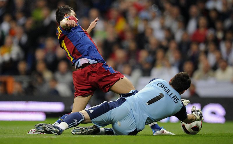 Casillas derriba a Villa en un claro penalti no pitado por el arbitro del encuentro.