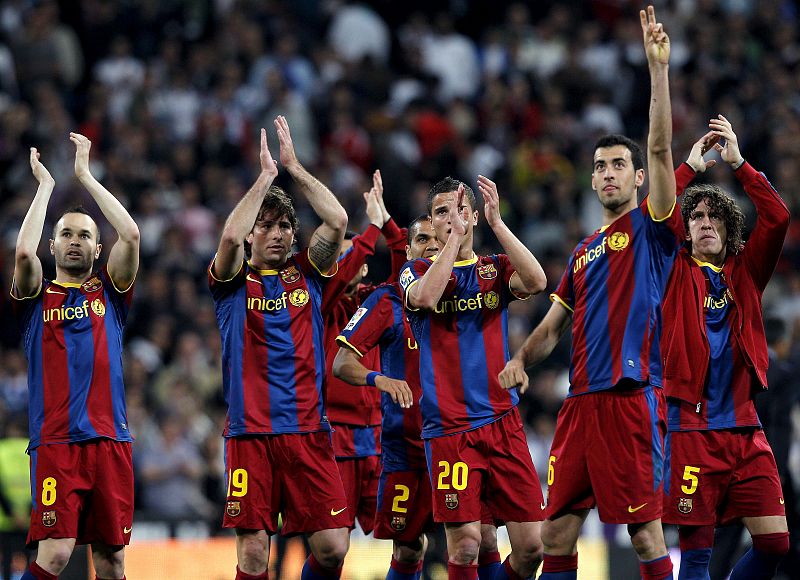 Los jugadores del FC Barcelona saludan a su afición al finalizar el partido.