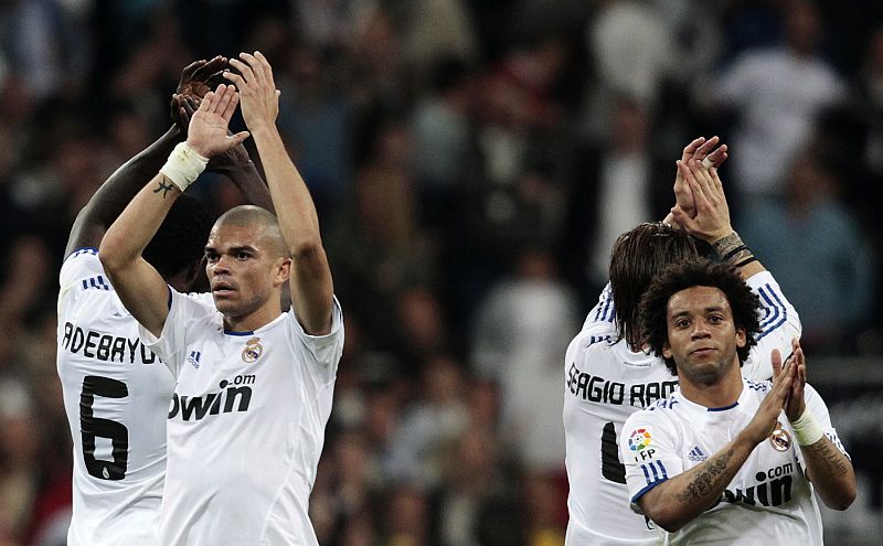 Pepe and Marcelo saludan a la afición tras finalizar 1-1 el partido ante el FC Barcelona.