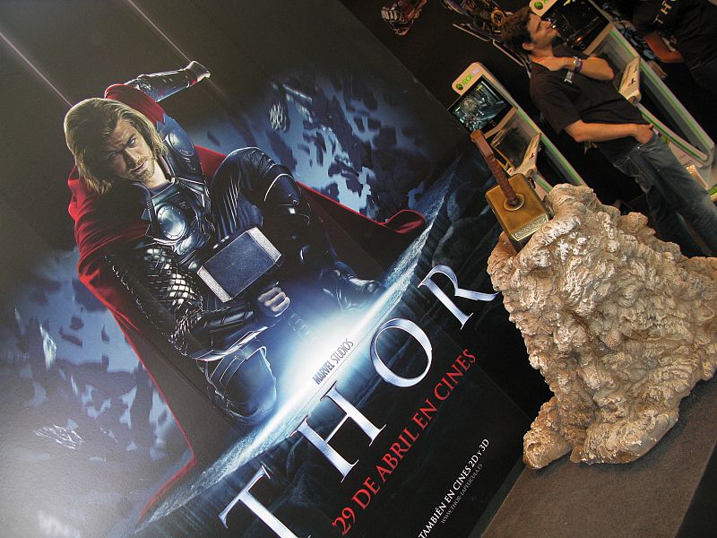 Los fans podían levantar el martillo de Thor en el Salón del Cómic de Barcelona