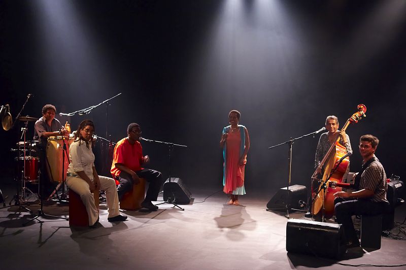 Susana Baca y su grupo interpretan 'Toro mata'