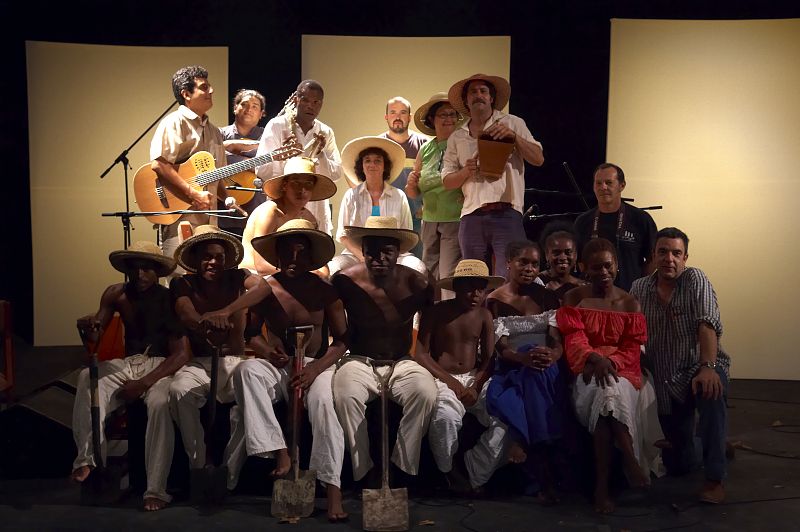 Chebo Ballumbrosio y su grupo con el equipo de TVE