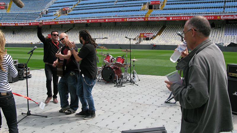Los componentes de los grupos musicales que amenizarán la final de la Copa del Rey en Mestalla durante un ensayo.
