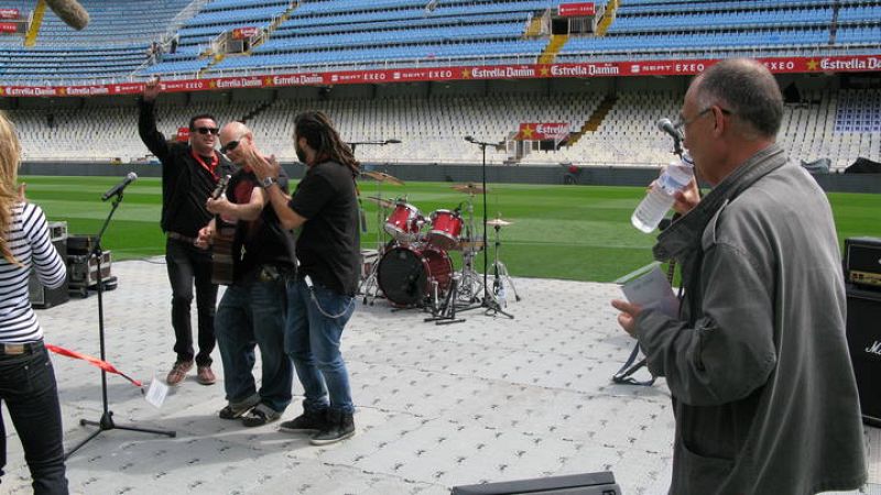  Los componentes de los grupos musicales que amenizarán la final de la Copa del Rey en Mestalla durante un ensayo.