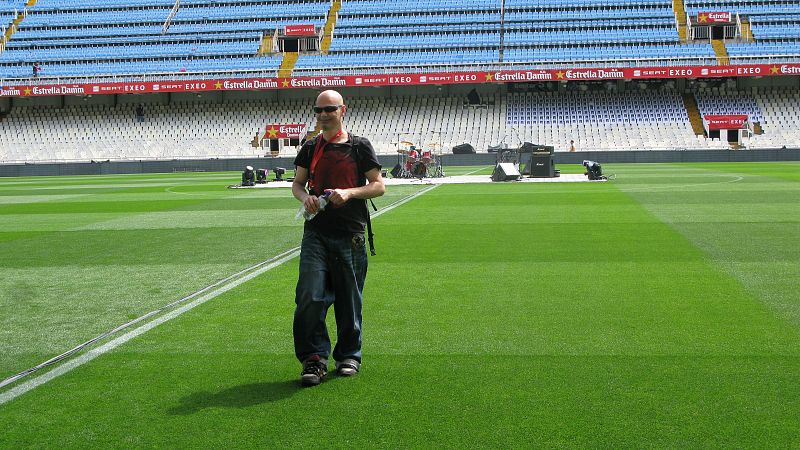 El cantante de Celtas Cortos entonará sus mejores canciones antes de la Copa del Rey en Mestalla.