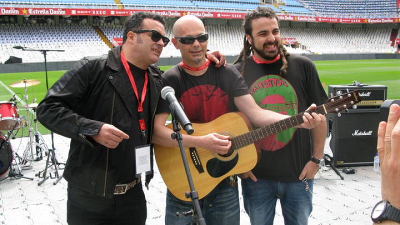   Los componentes de Seguridad Social, Celtas Cortos y Huecco ensayando en Mestalla.
