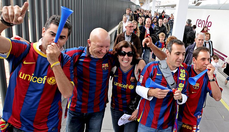 Aficionados del FC Barcelona a su llegada a Valencia para presenciar la final de la Copa del Rey.